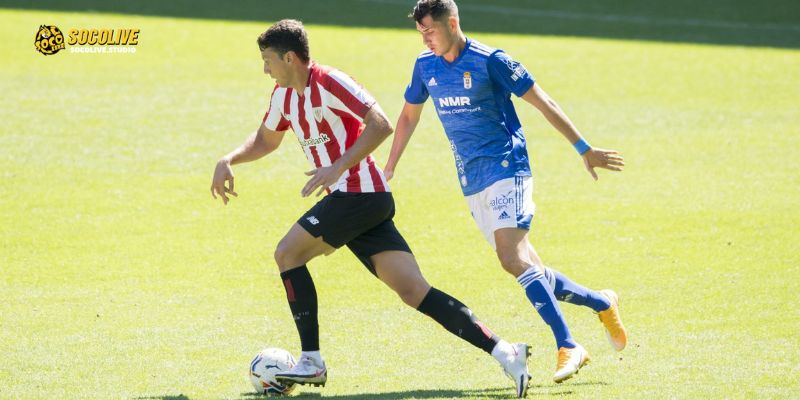 Cầu thủ hai đội tranh chấp quyết liệt ở khu trung tuyến, thể hiện tinh thần máu lửa của La Liga