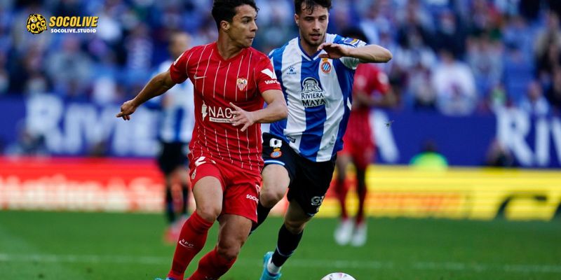 Sevilla khai thác half‑space và biên để tạo cơ hội